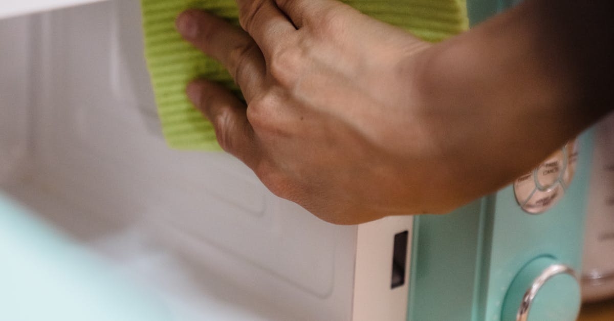 Do baking soda and vinegar really clean ovens?